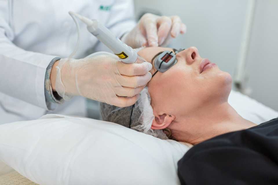 Врач проводит процедуру лазерной биоревитализации