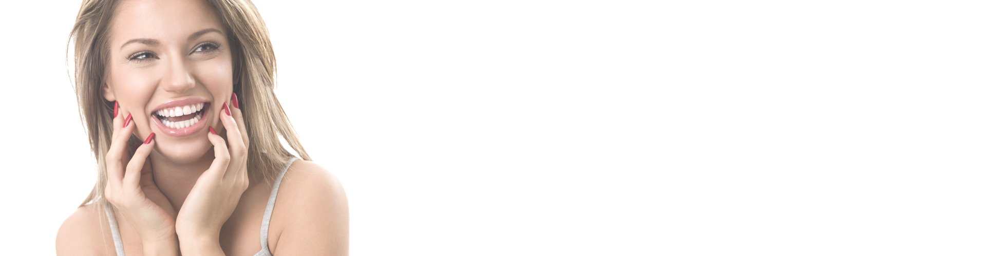 девушка радуется акциям в косметологии