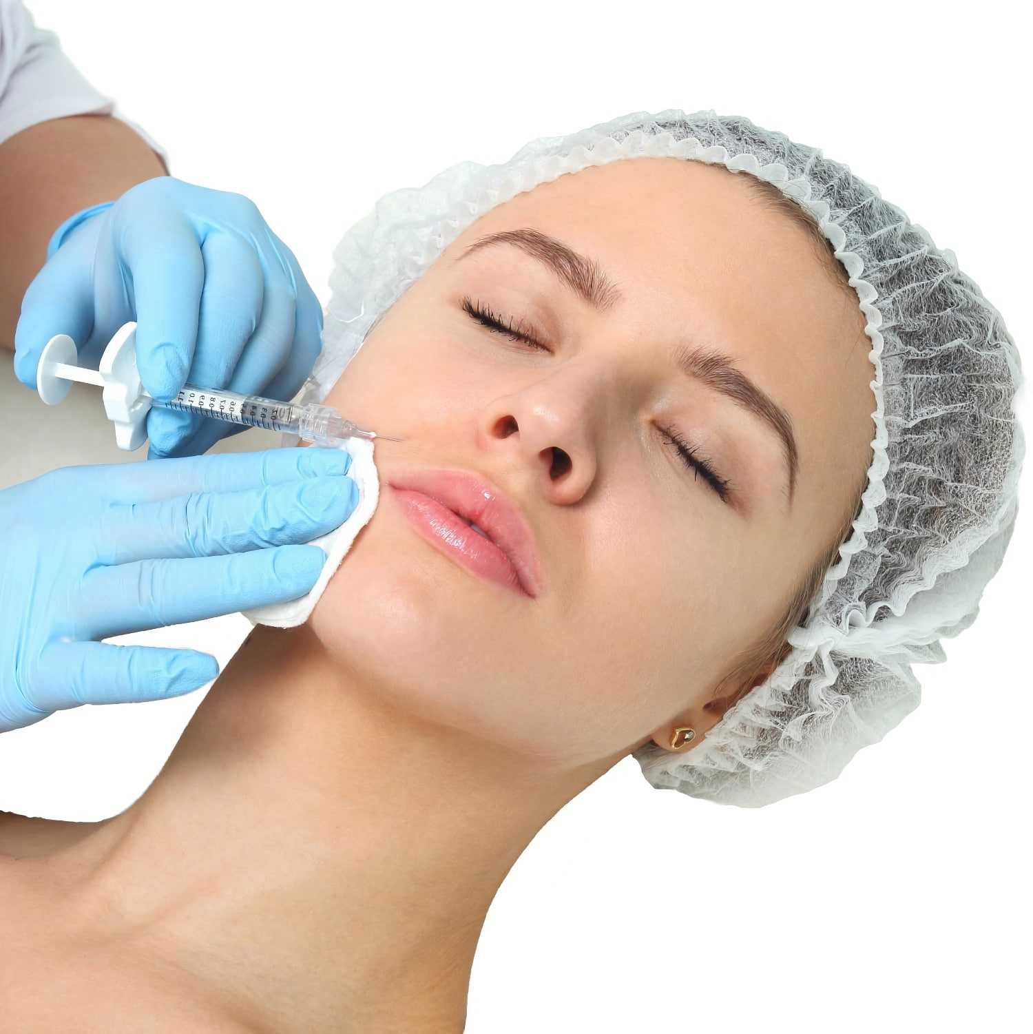 Врач делает инъекцию гиалуроновой кислоты в носогубную складку пациента