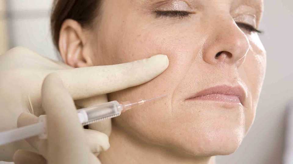 Врач делает укол в носогубную складку