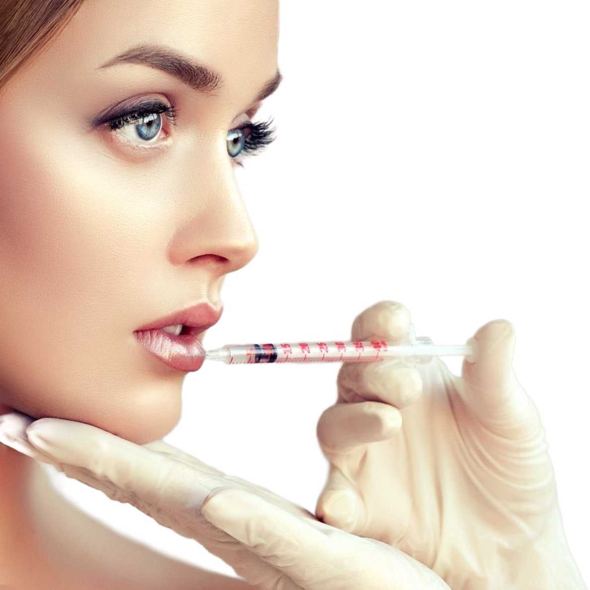 Врач делает инъекцию в нижнюю губу